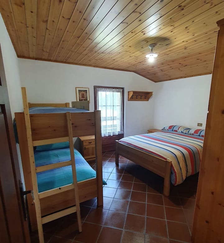 Camera n. 3
Letto matrimoniale e due singoli