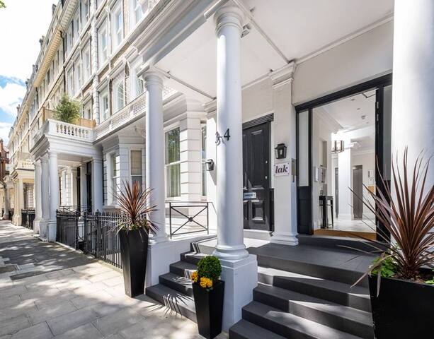 Cozy Two Bed Two Bath Apartment in Gloucester Road gallery image 3