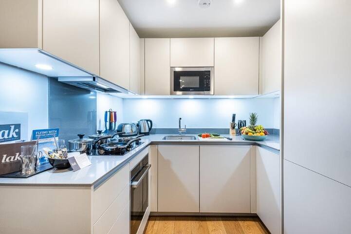 Stylish 2 bedroom 2 bathroom in Cromwell Road. gallery image 2