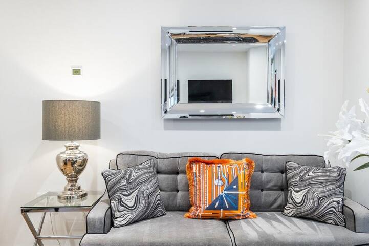 Spacious 2 Bed 2 Bath in Kensington & Chelsea gallery image 4