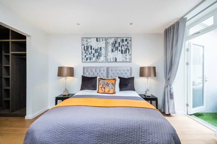 Stylish 2 bedroom 2 bathroom in Cromwell Road.