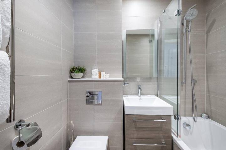 Stylish 2 bedroom 2 bathroom in Cromwell Road. gallery image 3