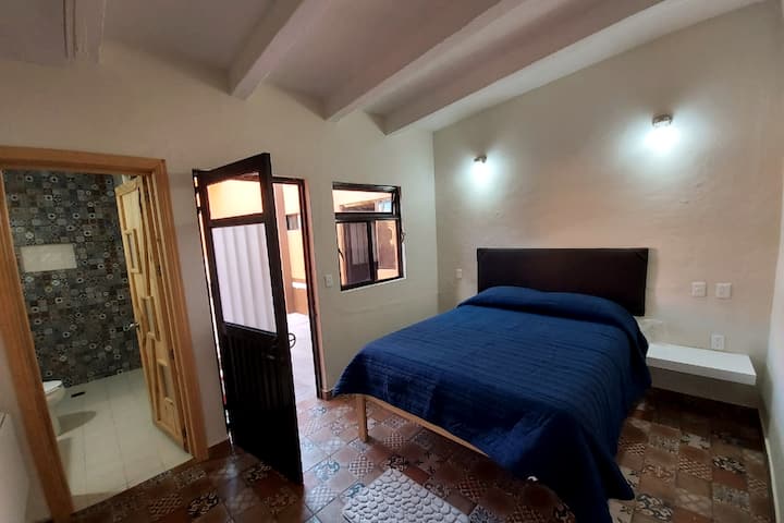 Habitación con cama QS y baño completo