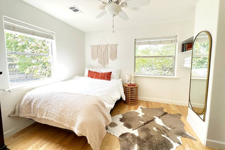 The Hayloft: Mid-Century Barn in Heart of Zilker gallery image 2