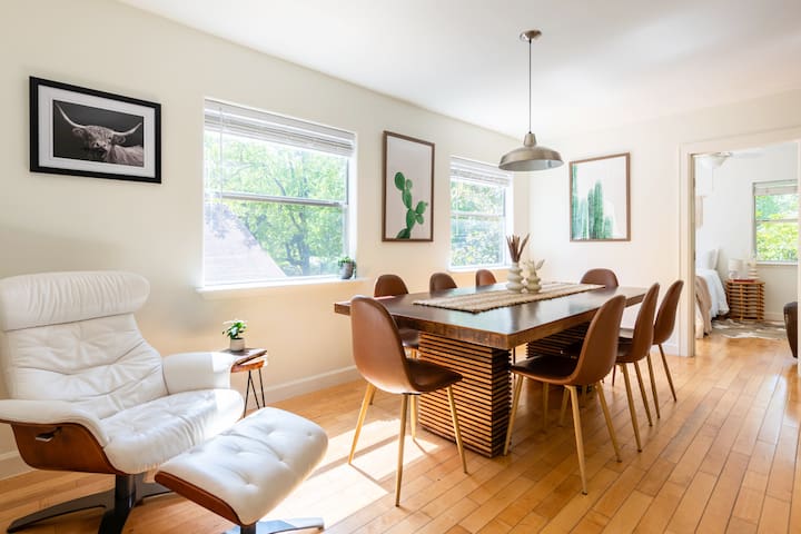 The Hayloft: Mid-Century Barn in Heart of Zilker