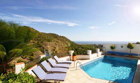 Luxurious villa with pool, mountain and sea view