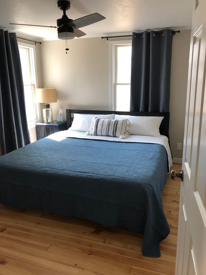 Nos encantan los pisos de pino del corazón de casi 100 años en esta habitación. 