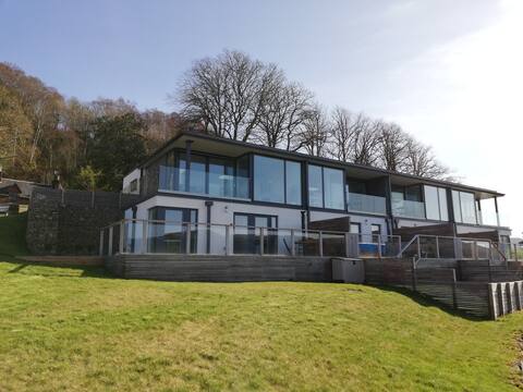 Modern house at a stone's throw from the sea.