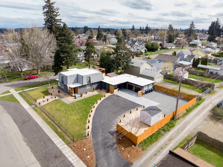 Modern 8 BR duplex in Tacoma! -Both sides included