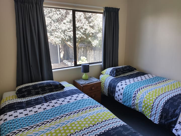 Spálňa 3: 1 x manželská posteľ King, 1 x jednolôžko.  Výhľad do záhrady.