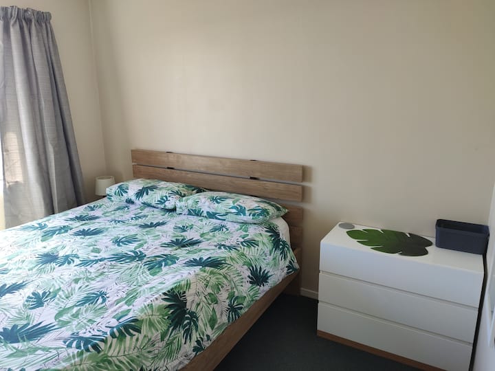 Spálňa 1: Menšia manželská posteľ.  Výhľady na oceán.