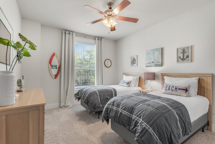 Queensize bed en twee eenpersoonsbedden, tweede verdieping, gedeelde hal badkamer, smart-tv toegevoegd 