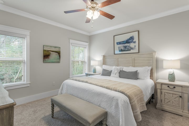 Kingsize bed, eerste verdieping, eigen badkamer, smart-tv en verduisterende gordijnen toegevoegd