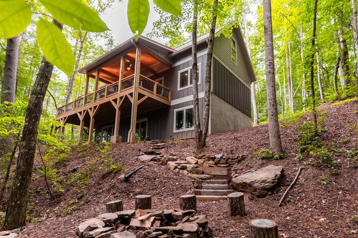 Mountain House in the Woods close to Everything!