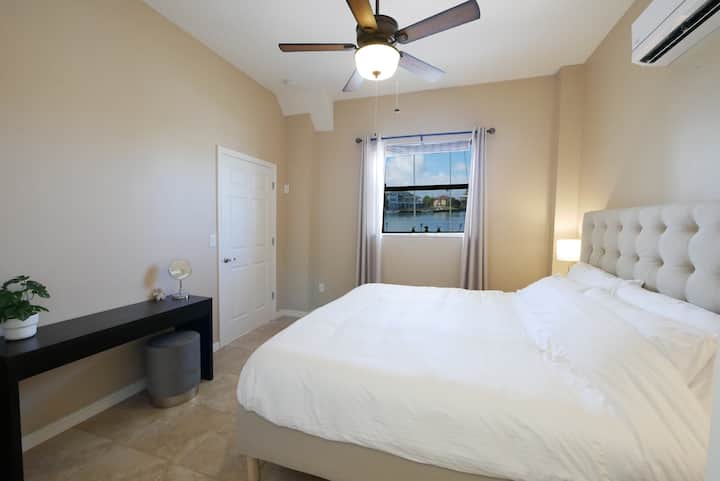 Bedroom 4: King Bed  (1st Floor)