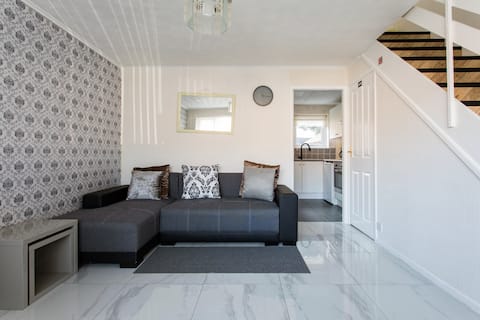 Successful Airbnb property: 2 BEDROOM HOUSE & 4 DOUBLE BEDS NEAR CITY STADIUM in Gorton