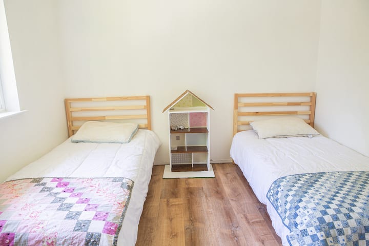 ฝาแฝด 2 ตัวที่สามารถดันเข้าด้วยกันเพื่อสร้างราชา