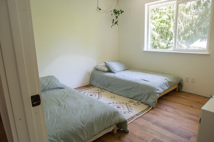 ฝาแฝด 2 ตัวที่สามารถดันเข้าด้วยกันเพื่อสร้างราชา ห้องนี้มีโปรเจคเตอร์สำหรับดูหนังยามดึก