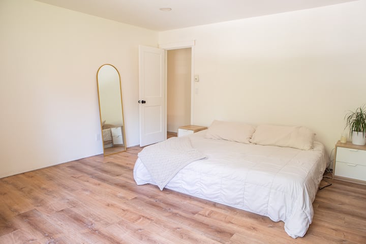 เตียงคิงไซส์พร้อมตู้เสื้อผ้าและห้องน้ำส่วนตัว/ฝักบัวห้องพักขนาดใหญ่!