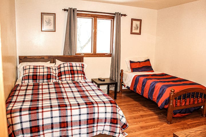 Second  and third bedroom with one queen and one twin bed , both beds have luxurious linens and pillows.  A night's sleep you won't forget. 