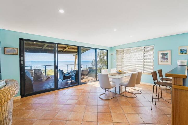 Beachfront house with panoramic ocean views gallery image 4