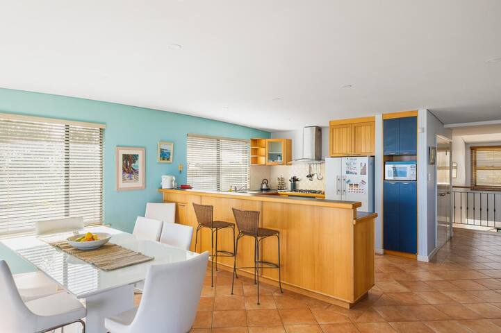 Beachfront house with panoramic ocean views gallery image 5