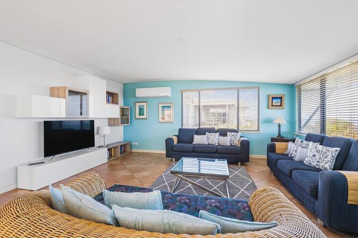 Beachfront house with panoramic ocean views gallery image 3