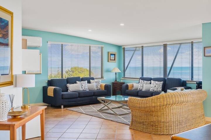 Beachfront house with panoramic ocean views gallery image 2