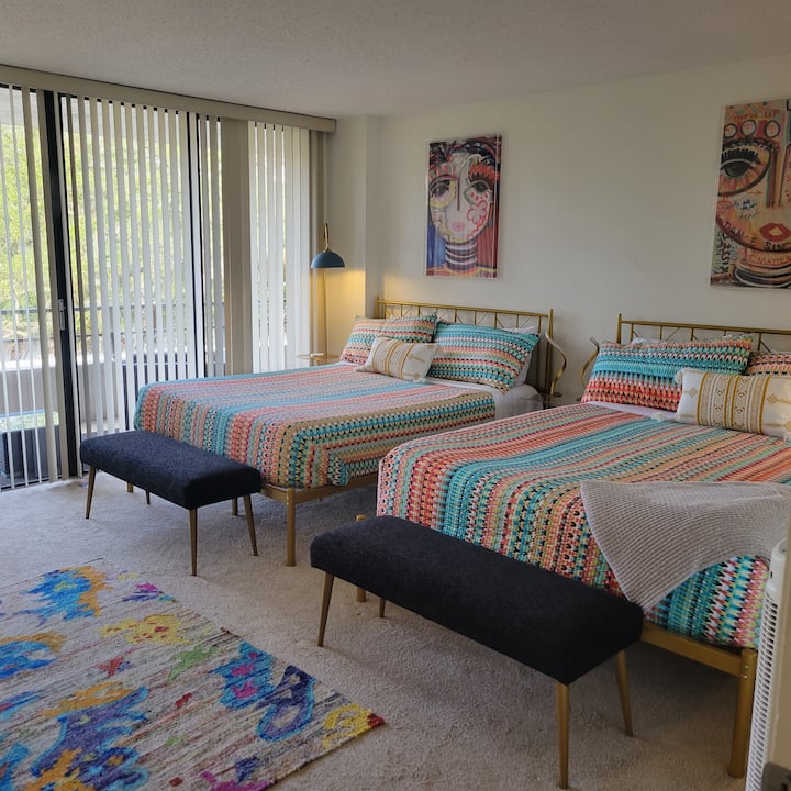 Dormitorio del medio con 2 camas tamaño queen.