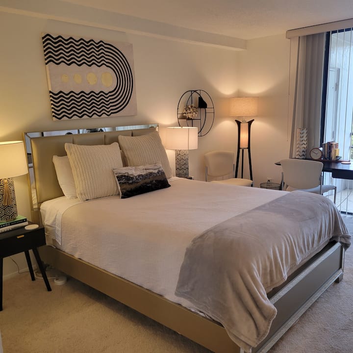 Dormitorio trasero con cama tamaño queen