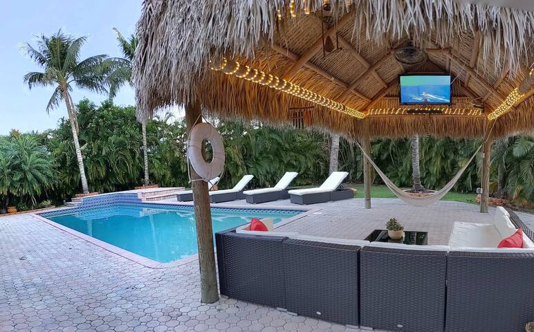 Unique Tropical Paradise! Heated Pool & Tiki Bar gallery image 2