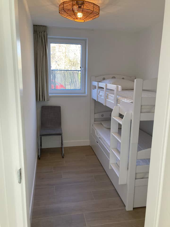 Dormitorio en la planta baja, litera con cama extraíble para la tercera persona