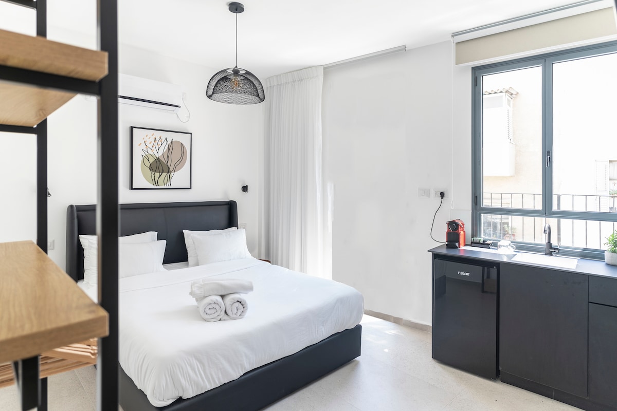 Осветлено и тивко поткровје, совршено за самостојни или парови кои сакаат да го обиколат нашиот величествен град!