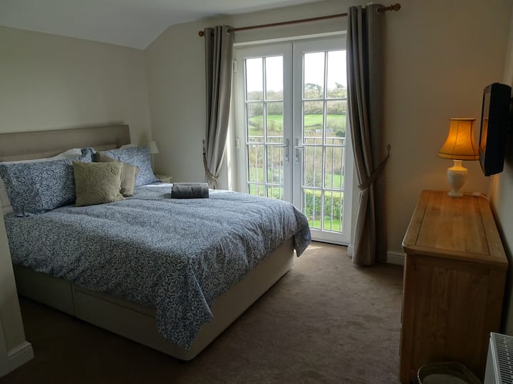 Მთავარი საძინებელი დიდი ზომის საწოლითა და აივნის კარებით, რომლებიც ხეობასა და ლო-ბარს გადაჰყურებს