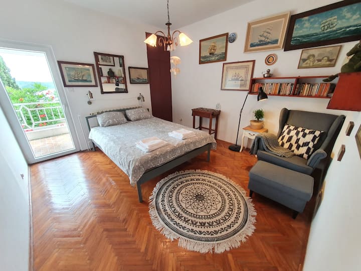 Нашето семејство имаше богата поморска историја. Оваа соба е во чест на нашите предци кои одамна биле капетани и морепловци. 