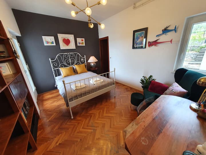 Оваа соба е полна со рачно изработени бонбони. Сликите над креветот се направени од дрво, а рибата во близина на прозорецот е направена од гранки од палми. Секое уметничко дело во оваа соба е направено од хрватски јазик. 