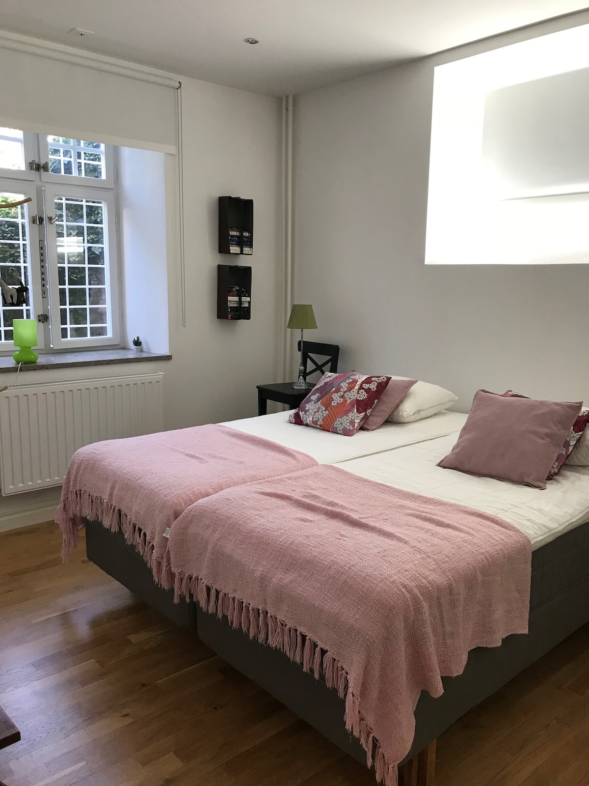 可爱的卧室面向房子后方，即使在夏季，也能遮蔽、安静、凉爽。 两张可爱的欧陆式床，可以分开