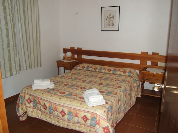 Apartamenti nr. 3 kat, për 4/5 persona.
3 dhoma gjumi, banjë, kuzhinë - Dhomë ndenjjeje me ballkon dhe shkallë të brendshme për në tarracë (çati)