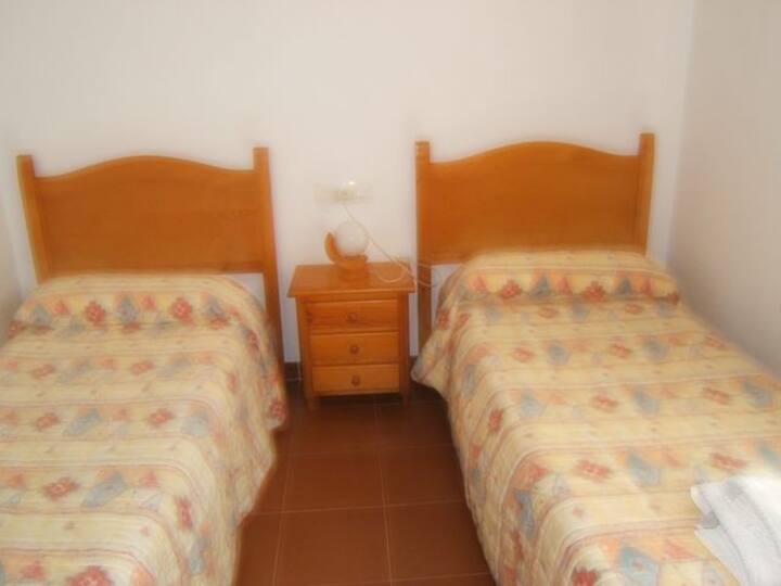 Apartamenti nr. 3 kat, për 4/5 persona.
3 dhoma gjumi, banjë, kuzhinë - Dhomë ndenjjeje me ballkon dhe shkallë të brendshme për në tarracë (çati)