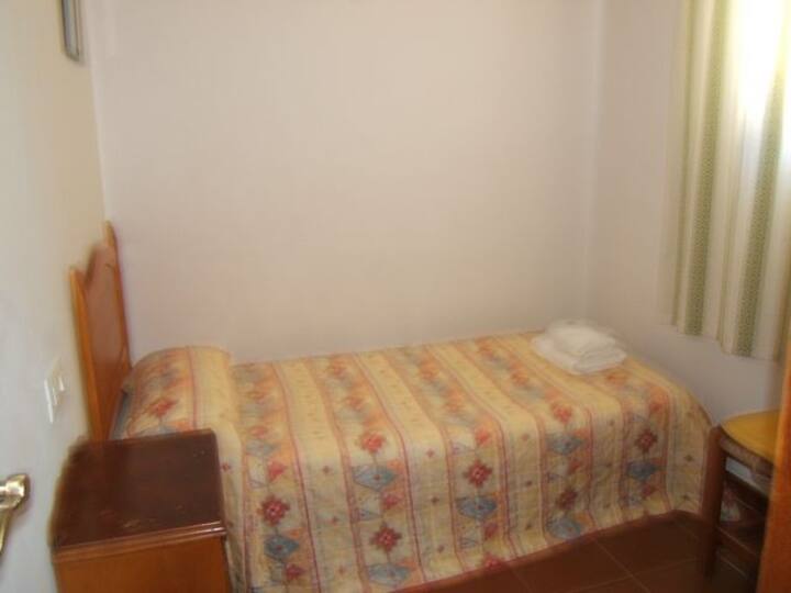 Apartamenti nr. 3 kat, për 4/5 persona.
3 dhoma gjumi, banjë, kuzhinë - Dhomë ndenjjeje me ballkon dhe shkallë të brendshme për në tarracë (çati)
