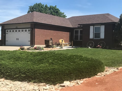 Step back in time-in style w/Hot Tub, W/D, Wi-Fi