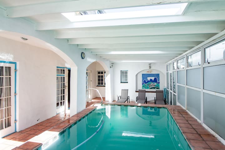 Beachfront Villa with Pool, 5-bedroom gallery image 2