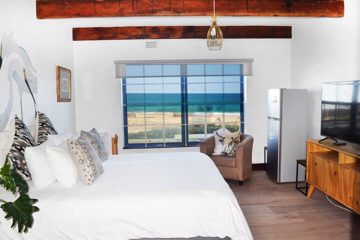 Beachfront Villa with Pool, 5-bedroom gallery image 4