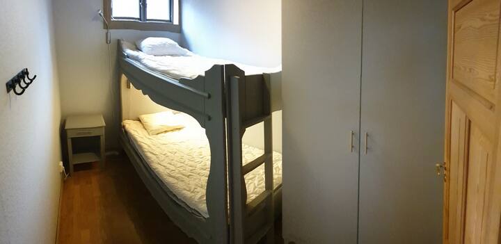 Habitación de 1 cama con una litera.