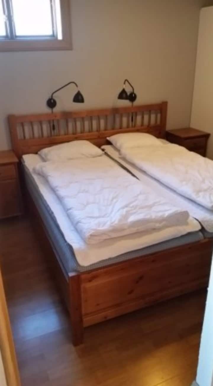 Habitación principal con cama matrimonial. 