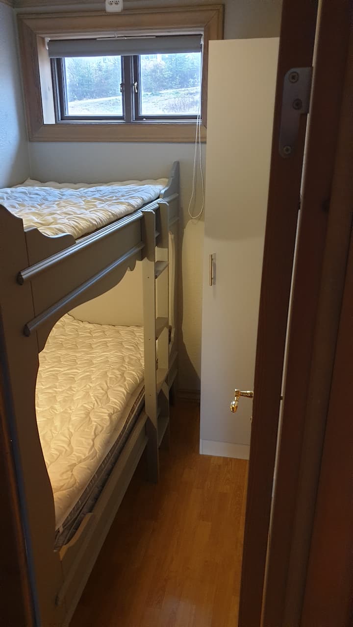 .....otro dormitorio con una litera.