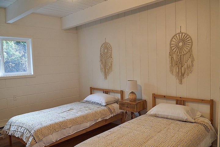 Chumba cha kulala cha Boho chic chenye vitanda 2 pacha. 