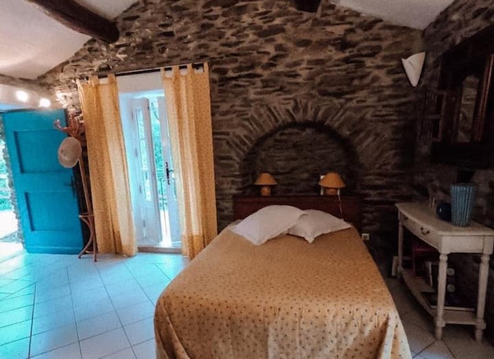 The stone room totally independent from the rest of the mas. Private bathroom and a small terrace out of sight.
Air-conditioned.