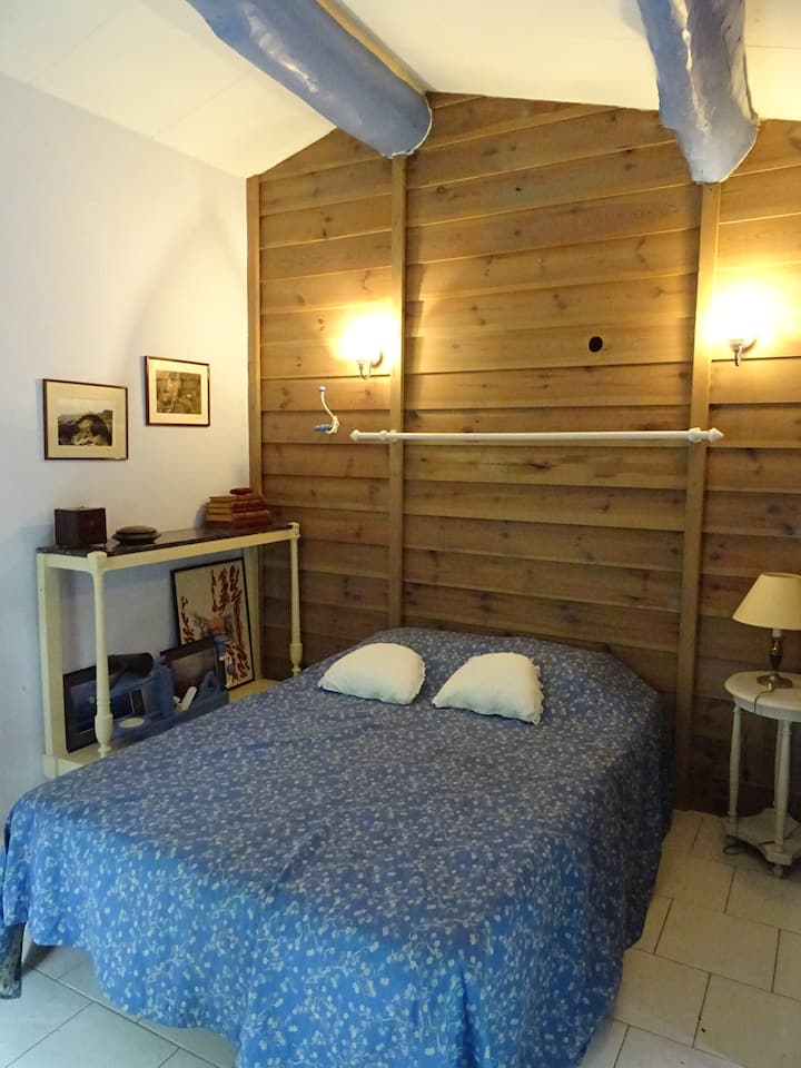 The blue room is completely independent of the rest of the mas. It is equipped with a bathroom 