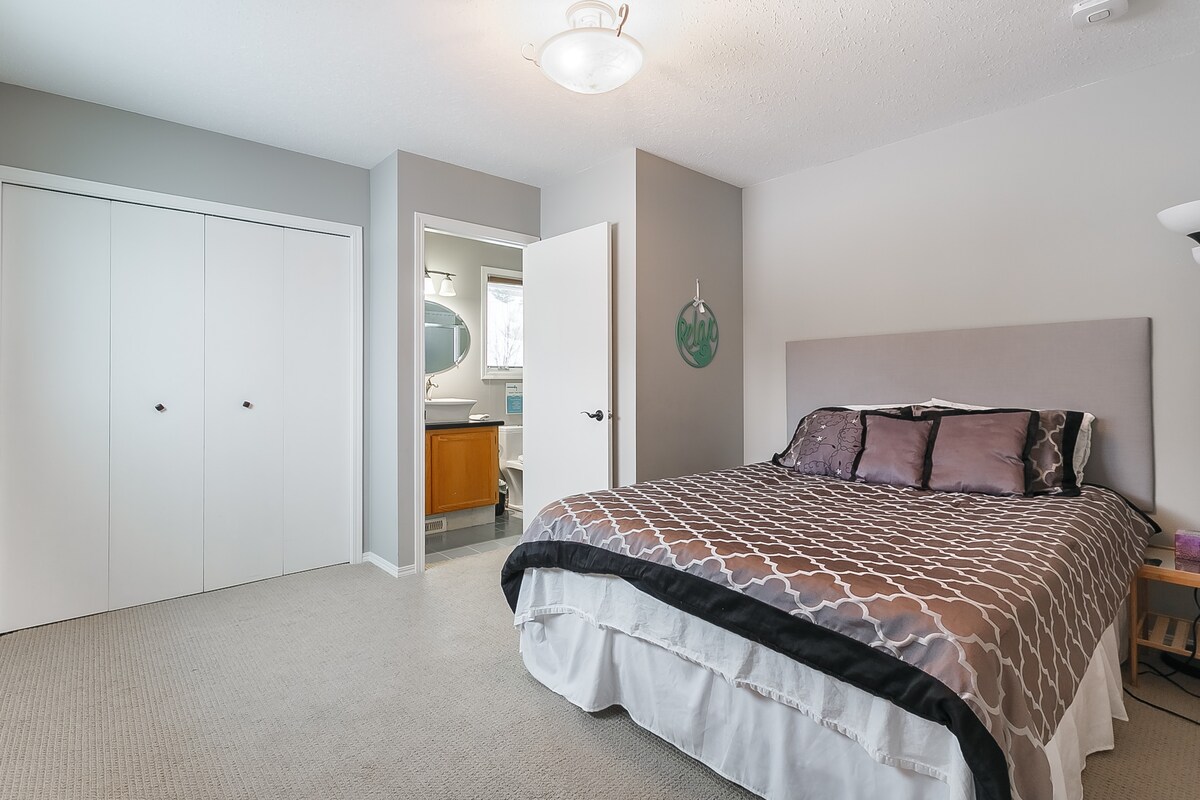 Dhoma e gjumit në katin e sipërm #2 me suitë